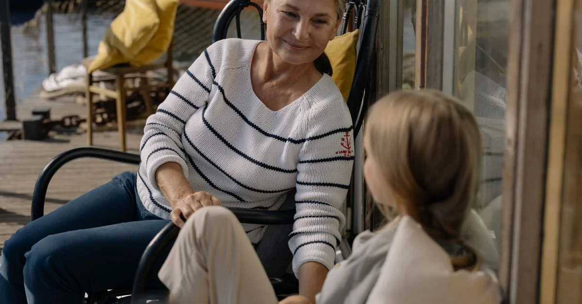 Une grand-mère heureuse et sa petite-fille profitant d'un moment de qualité en plein air par une journée ensoleillée.