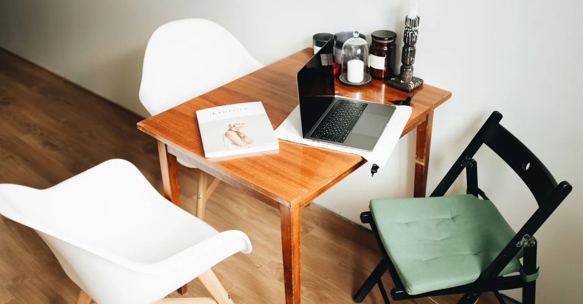 Un bureau à domicile minimaliste, propre et élégant, avec des meubles modernes et des éléments de décoration.